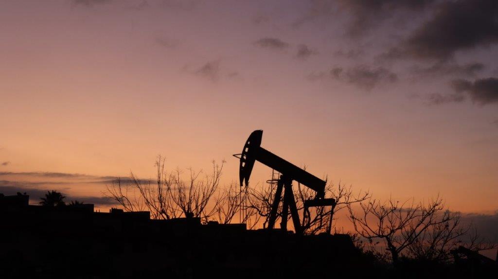 A silhouette of a oil pump

AI-generated content may be incorrect.