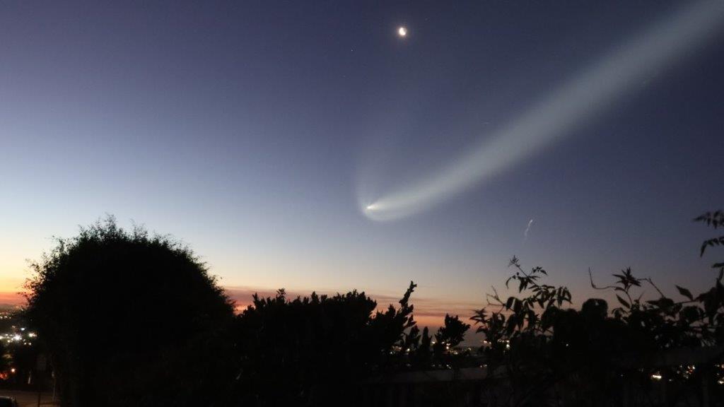 A moon and a comet in the sky

AI-generated content may be incorrect.