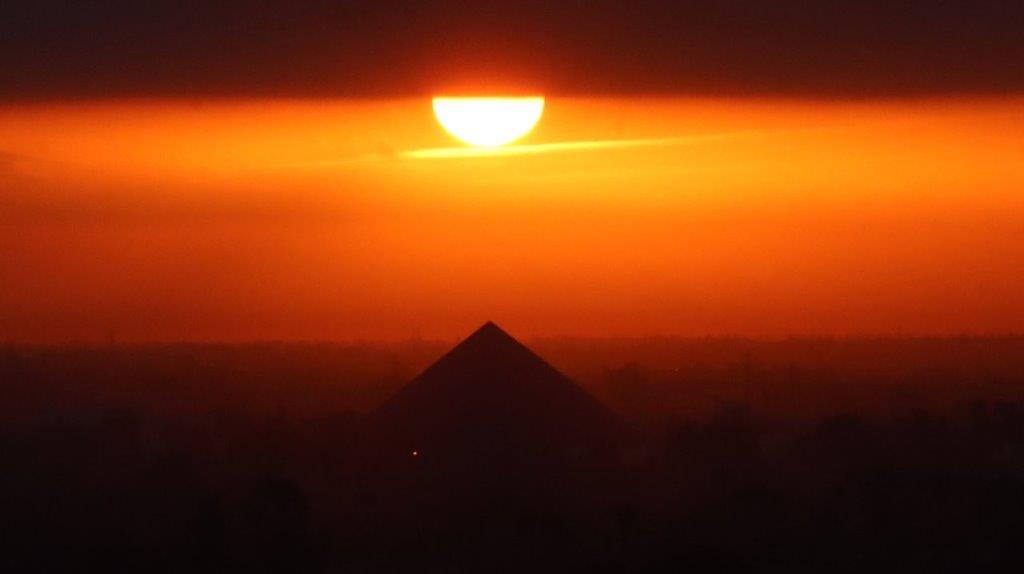 A sunset over a pyramid

AI-generated content may be incorrect.