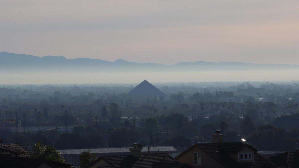 A pyramid in the middle of a city

AI-generated content may be incorrect.