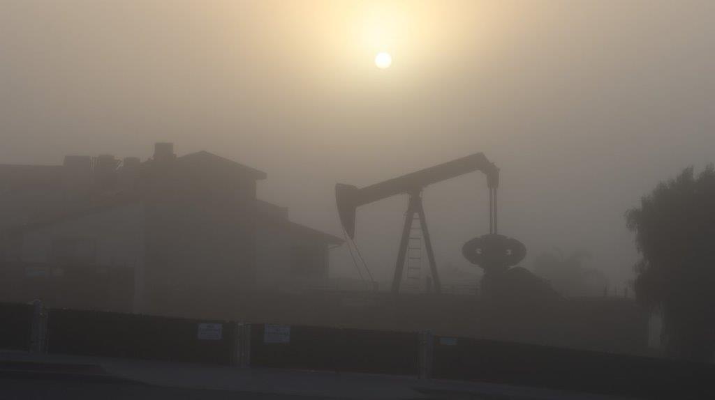 A oil pump in the fog

AI-generated content may be incorrect.