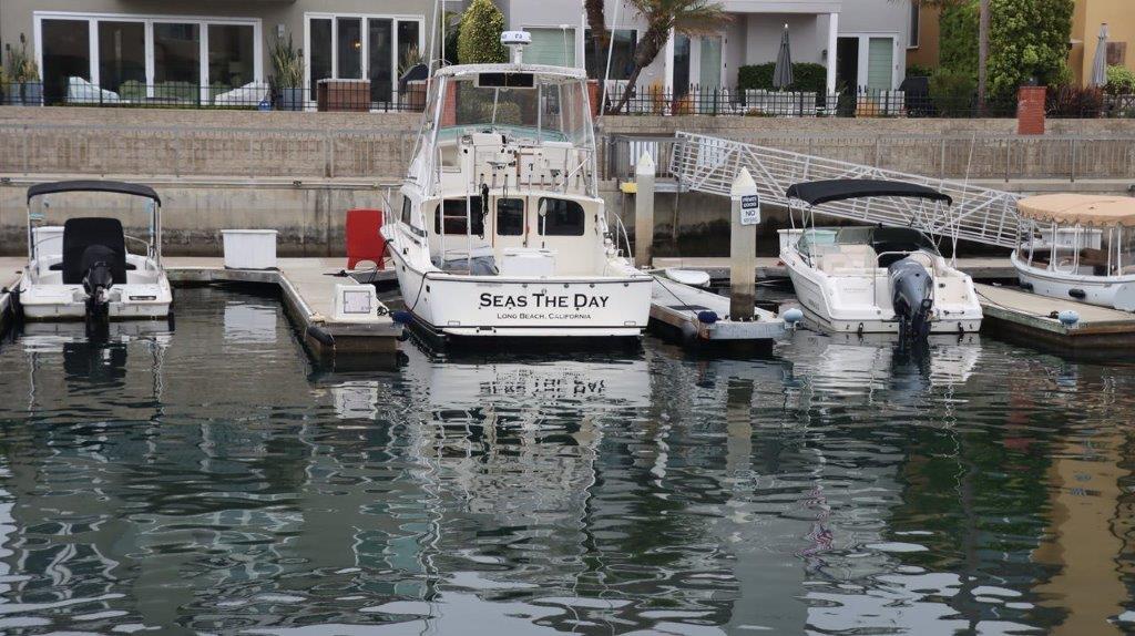 A boat docked at a dock

Description automatically generated