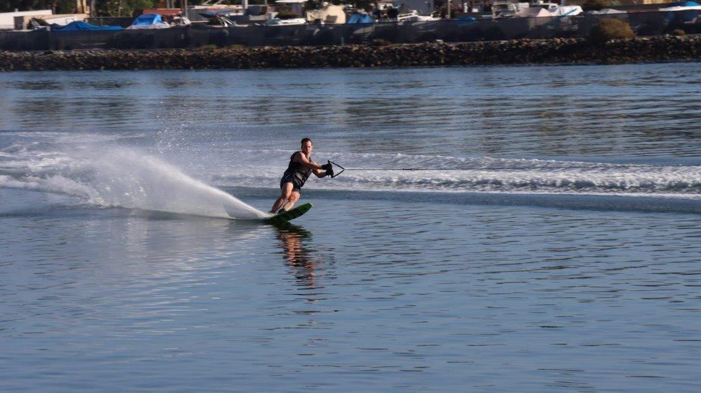 A person water skiing on the water

Description automatically generated