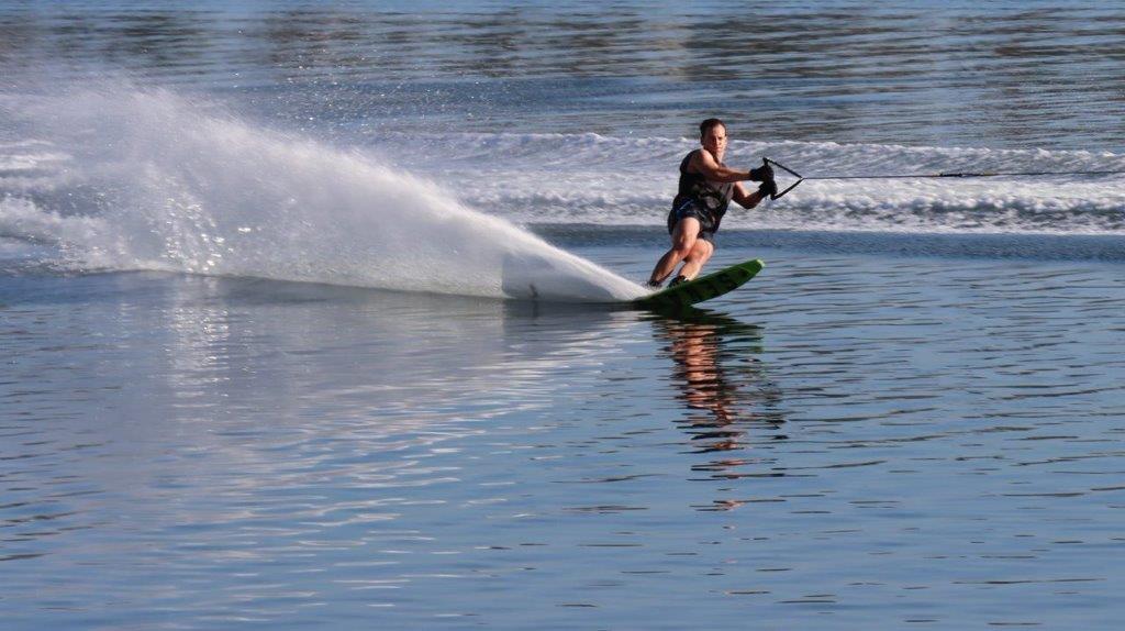 A person water skiing on the water

Description automatically generated