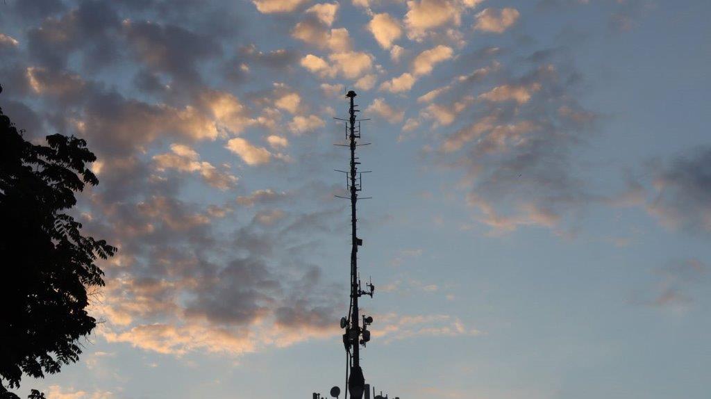 A tall antenna against a cloudy sky

Description automatically generated