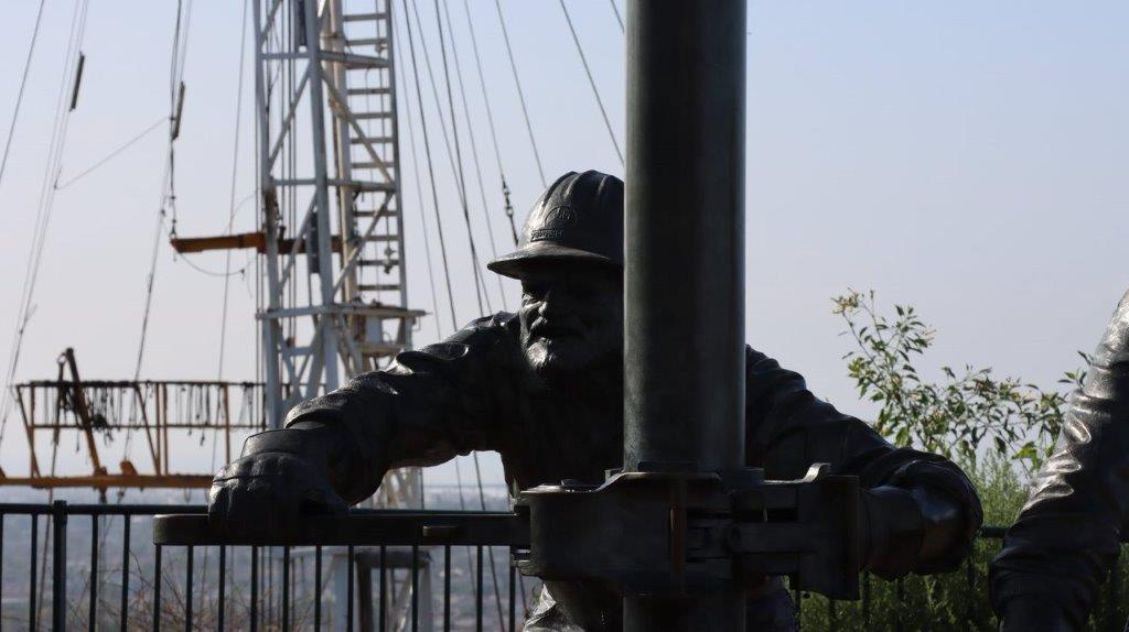 A statue of a person in a hard hat

Description automatically generated