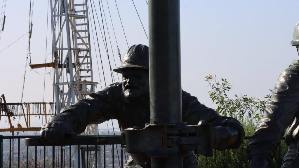 A statue of a person in a hard hat

Description automatically generated