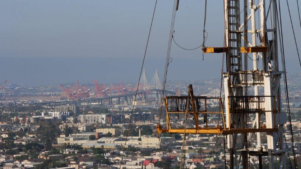 A crane in a city

Description automatically generated